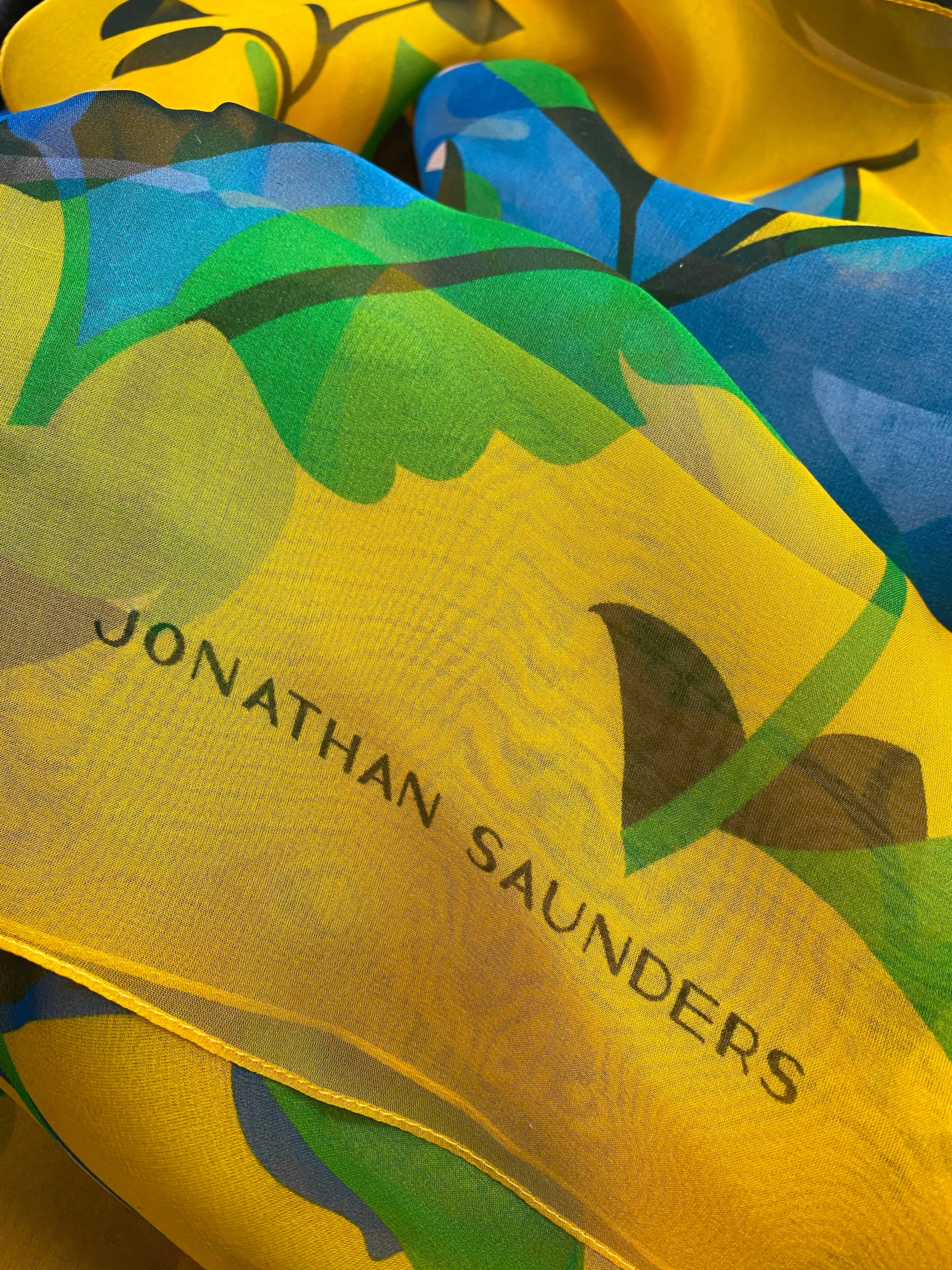 DS-1019 "BAHAMAS" - JONATHAN SAUNDERS DIGITAL PRINT SILK CHIFFON SCARF. MADE IN ITALY